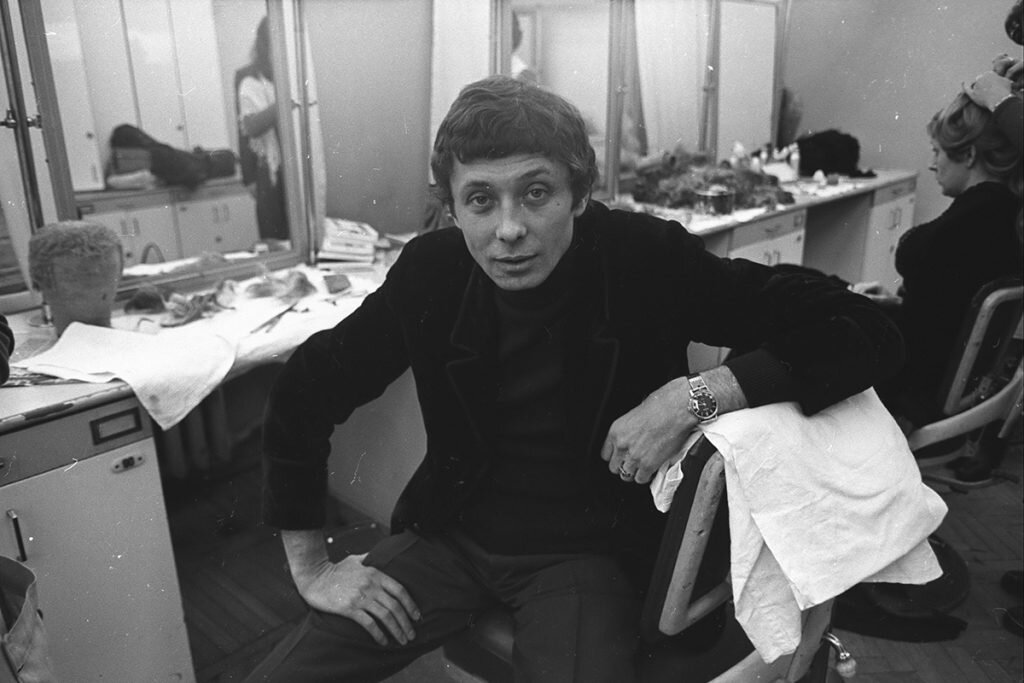 Олег Даль в гримёрке.