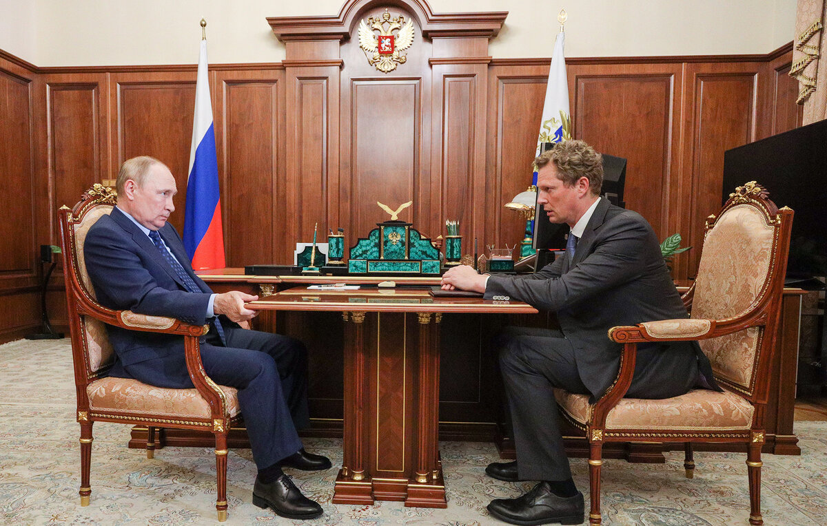    Президент РФ Владимир Путин и руководитель Федеральной налоговой службы Даниил Егоров  Михаил Климентьев/пресс-служба президента РФ/ТАСС