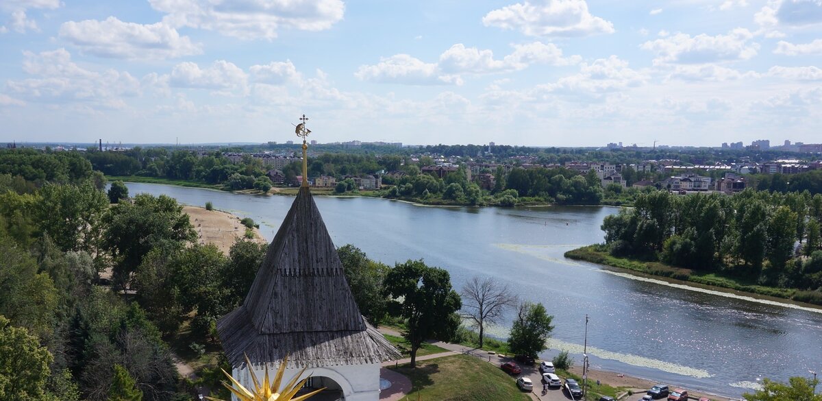 Современный вид Тропинской слободы со звонницы Спасо-Преображенского монастыря 
