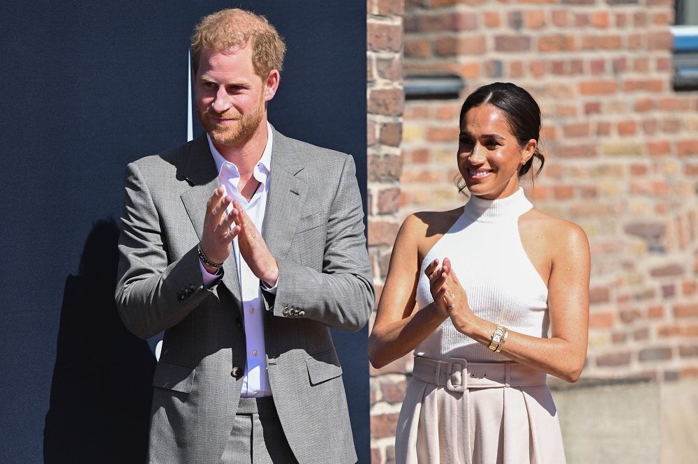     Меган Маркл учит, как носить широкие брюки после 40+