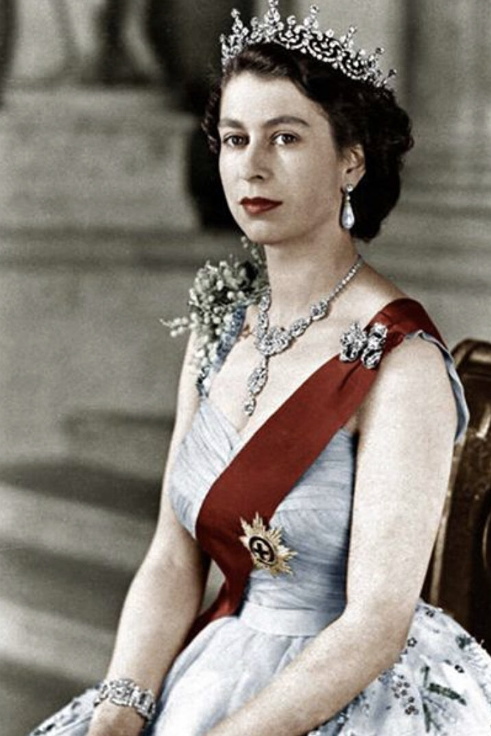 Елизаве́та II (англ. Elizabeth II), полное имя — Елизаве́та Алекса́ндра Мари́я (англ. Elizabeth Alexandra Mary; 21 апреля 1926, Мейфэр, Вестминстер, Большой Лондон, Англия, Великобритания — 8 сентября 2022, замок Балморал, Абердиншир, Шотландия[12][13]) — королева Великобритании и королевств Содружества из Виндзорской династии, верховный главнокомандующий вооружёнными силами Великобритании, верховный правитель[en] Церкви Англии, Глава Содружества Наций. Бывший монарх в четырнадцати независимых государствах: Австралии, Антигуа и Барбуде, Багамских Островах, Белизе, Гренаде, Канаде, Новой Зеландии, Папуа — Новой Гвинее, Сент-Винсенте и Гренадинах, Сент-Китсе и Невисе, Сент-Люсии, Соломоновых Островах, Тувалу, Ямайке.