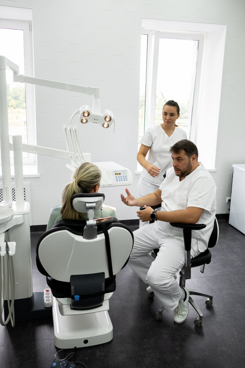 Выбрать подходящий способ решения проблемы отсутствующих зубов вам помогут опытные специалисты Astra Dental Clinic на консультации.