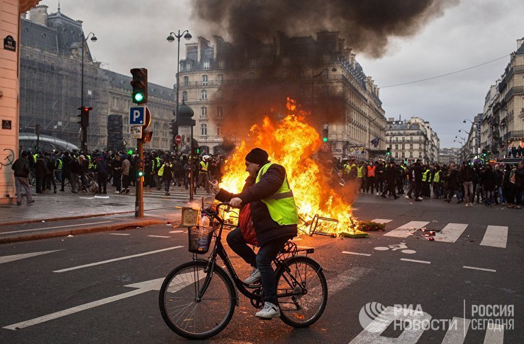 Пора Западу заняться своими проблемами, иначе не выжить...
