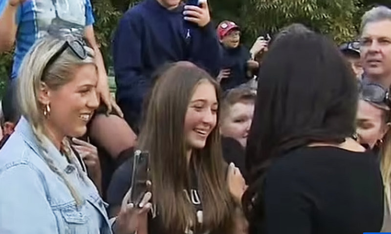    Изабель сняла, как Меган Маркл обнимает 14-летнюю девочку кадр из видео BBC