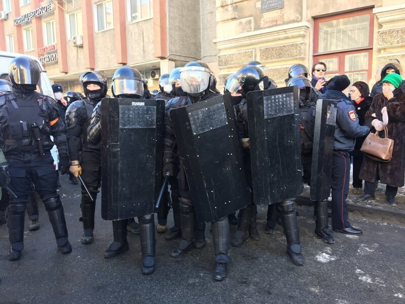 Слезоточивый̆ газ или водомёты для разгона протестной акции следует использоваться лишь в том случае, если у людей есть возможность покинуть место проведения протеста. И они могут использоваться только в ответ на массовое насилие или в случае, если насилие не удалось сдержать более адресными средствами.