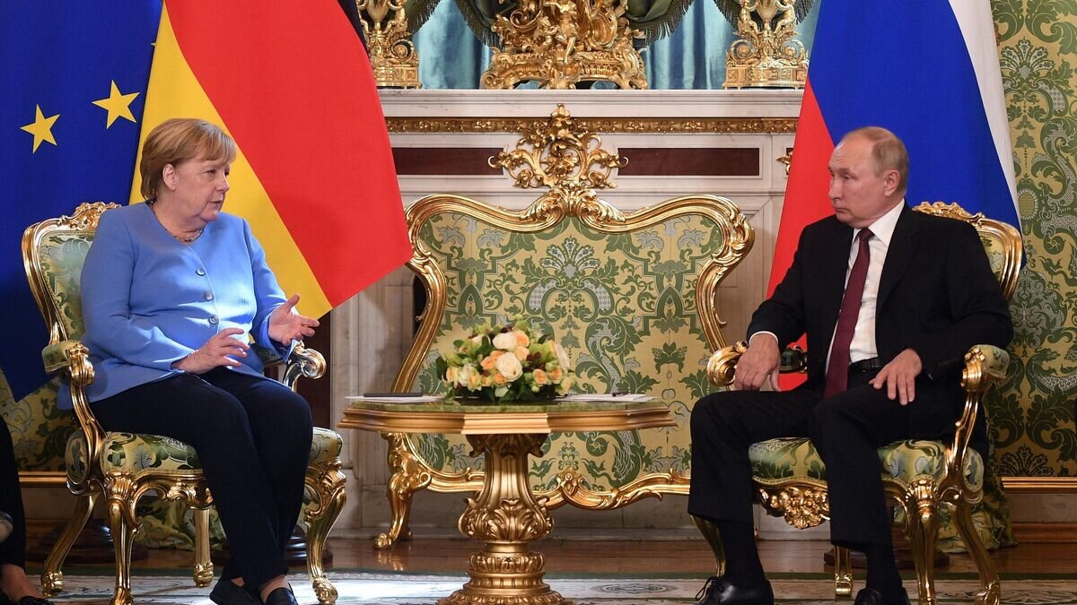    Президент РФ Владимир Путин и федеральный канцлер Германии Ангела Меркель во время встречи© РИА Новости / Евгений Одиноков