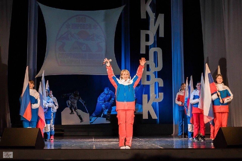     Ведомственную награду директор получила за многолетнюю плодотворную деятельность по развитию спорта в регионе. Фото: vk.com/minsport_51