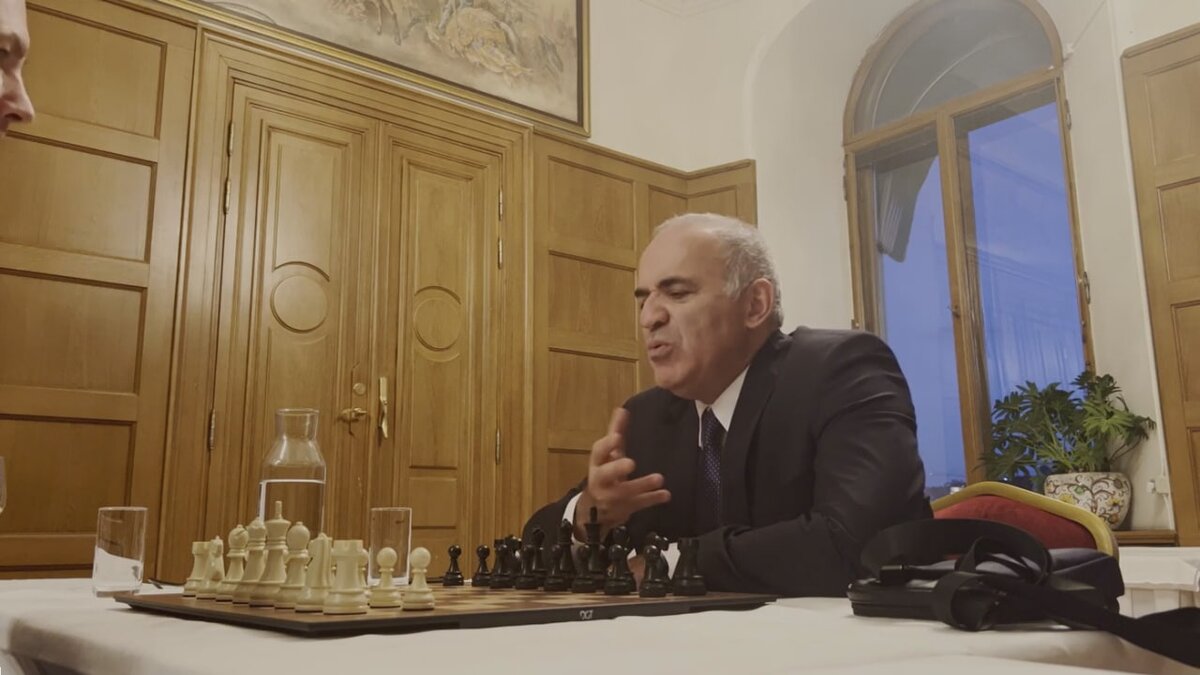 Кадр из интервью Гарри Каспарова Карлу Йоханссону