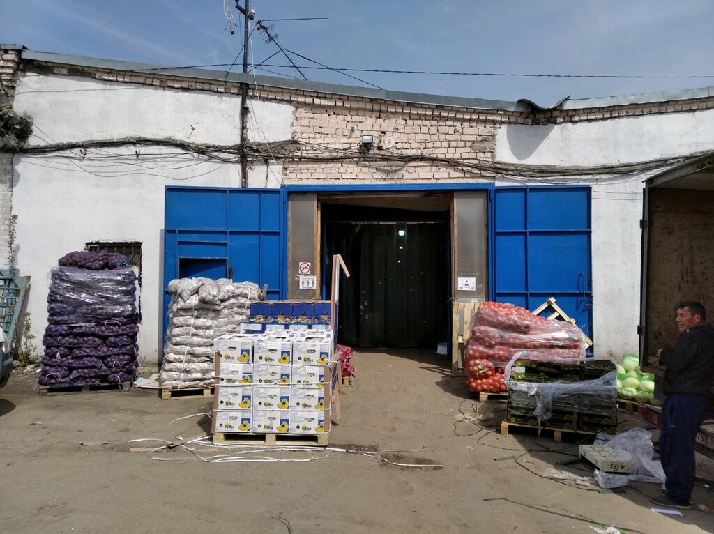 Примерно так снаружи выглядел склад, где я РАБотал.