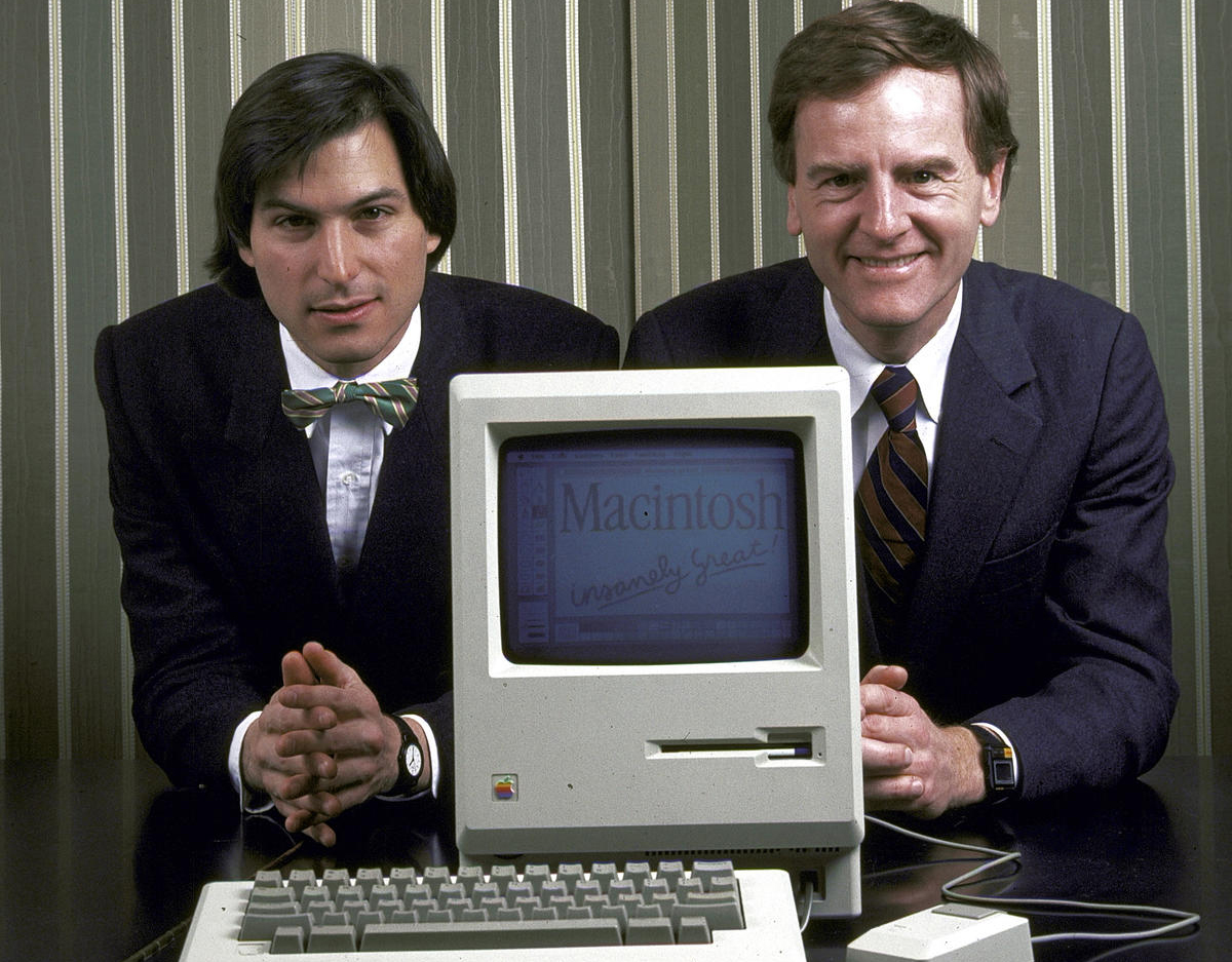 Джон Скалли и Стив Джобс. Стив Джобс макинтош. Стив Джобс макинтош 1984. Джон Скалли в молодости. Стив джобс основатели компаний сша