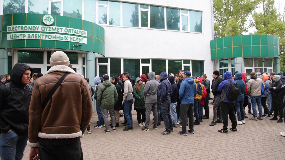    Граждане России у здания Центра электронных услуг в Уральске© AFP 2022 / Stringer