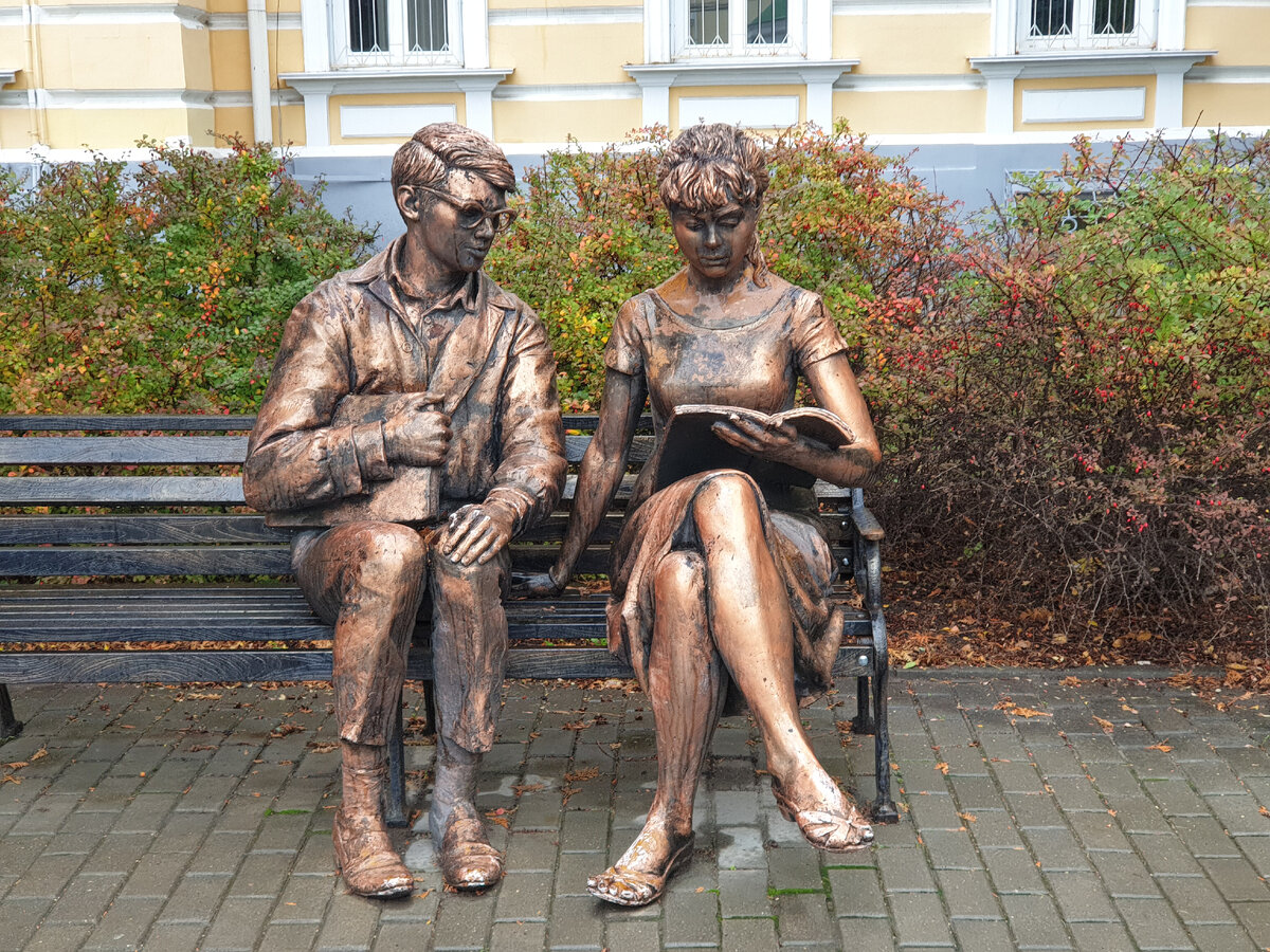 Прелестная композиция у входа в Уиниверситет.