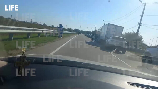 Очередь из машин на Керченскую паромную переправу. Видео © LIFE