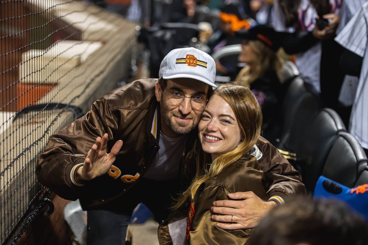     Редкое фото: Эмма Стоун и Дэйв МакКери впервые за долгое время появились на публике вместе