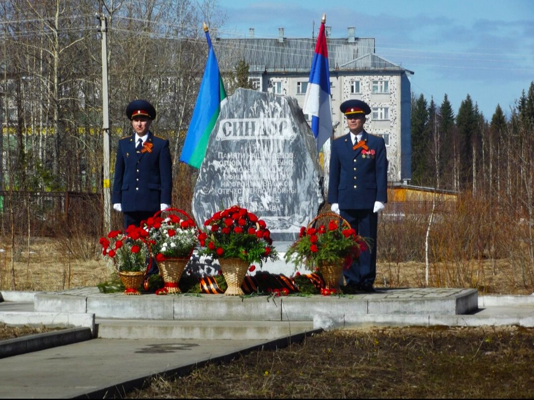 На фото памятник из нашего поселка героям ВОВ, который приснился ребенку.