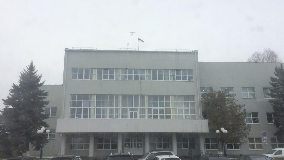    Флаг на здании администрации города Дзержинска Нижегородской области© сообщество Регион-52 | Нижний Новгород во ВКонтакте