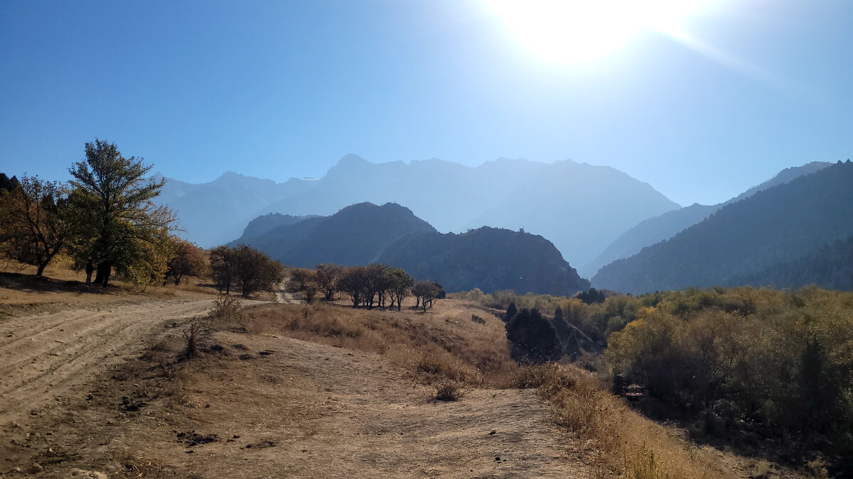 Грунтовка в ущелье Сазаната, тут можно проехать на внедорожнике или квадрике