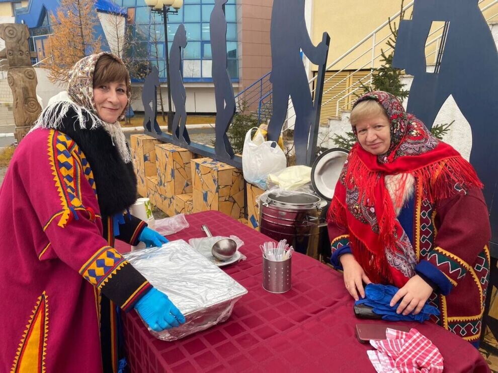    В Салехарде в День сырка приготовили 166 порций ухи из северной рыбы