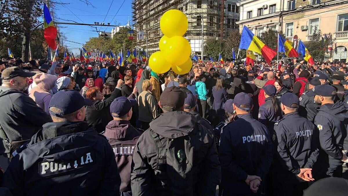    Участники антиправительственной акции протеста, организованной оппозиционной партией "Шор", неподалеку от парламента Молдовы в Кишиневе© Sputnik / Дмитрий Осматеско