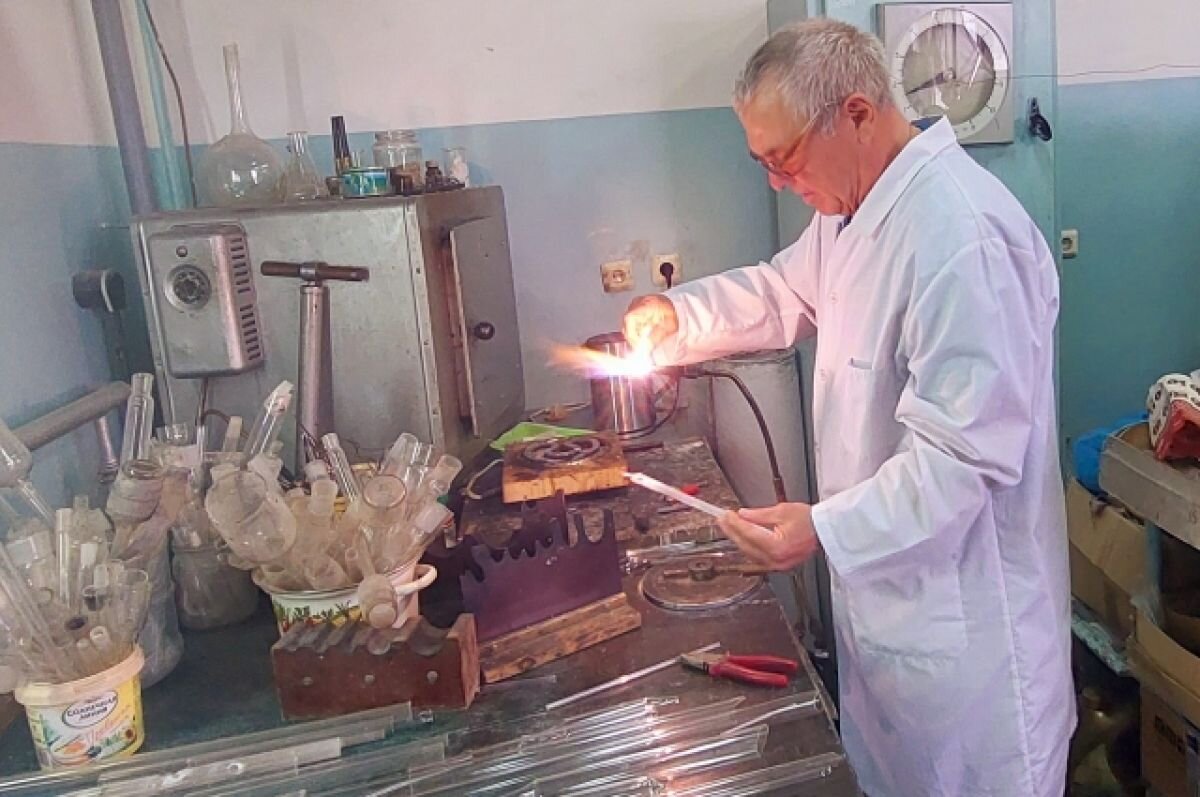    Яков Муромцев за работой в мастерской ТИУ. По-прежнему горит любимым делом.