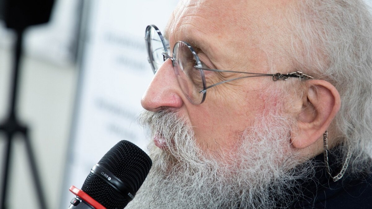     Политик и публицист, депутат Госдумы Анатолий Вассерман считает, что вводить комендантский час в приграничных территориях, в частности в Ростовской области, из-за введения среднего уровня реагирования пока не планируется, об этом он сообщил в беседе с корреспондентом RostovGazeta.