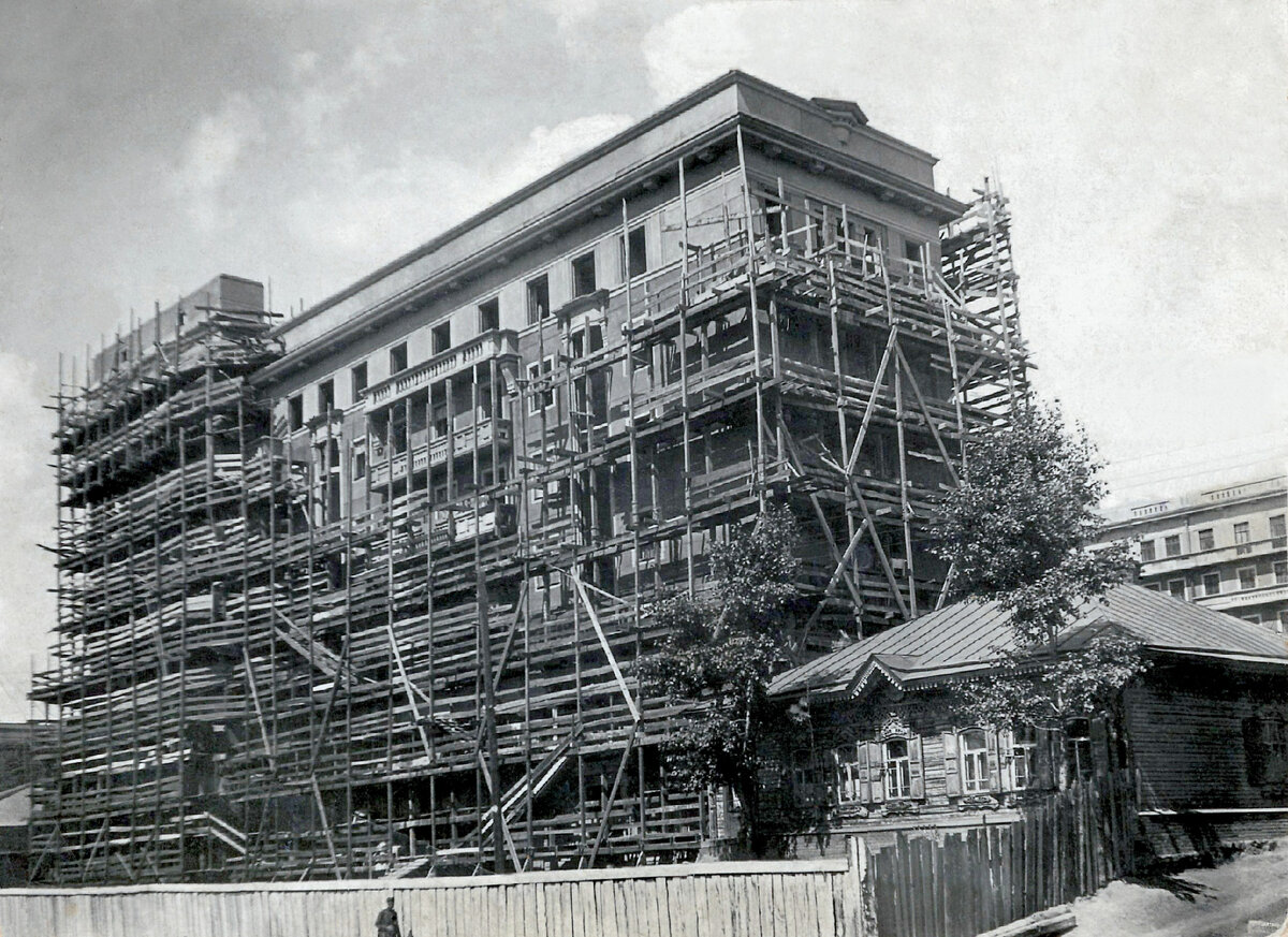 Дом еще "в лесах". Фотография с форума "Новосибирск в фотозагадках"