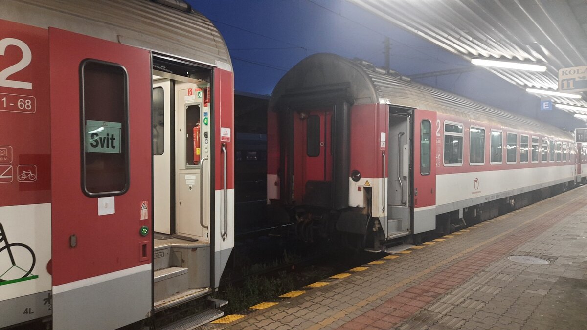 В этот раз вагоны разведены так, что можно заметить, но обычно они ближе