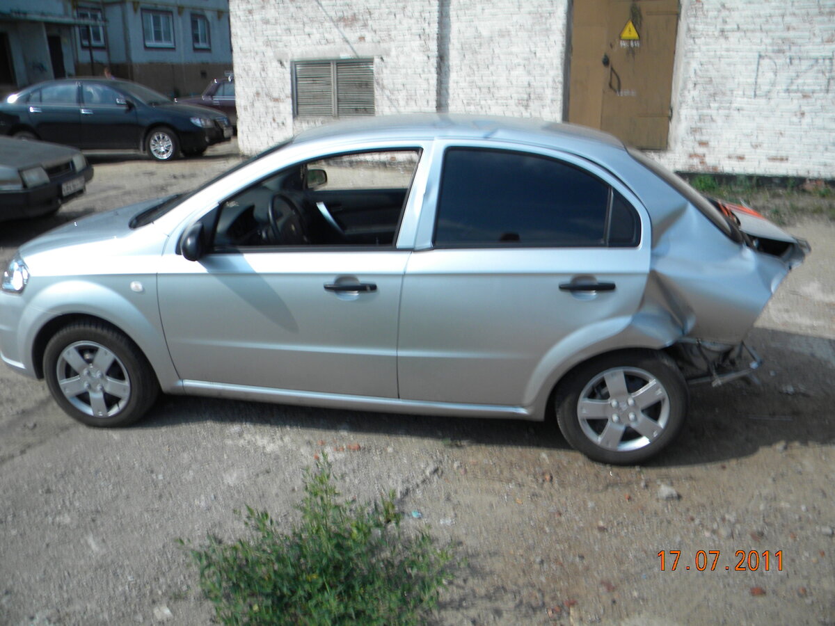 Фото смятого автомобиля. Передняя и задняя часть специально делаются сминаемыми, для защиты людей от перегрузок.