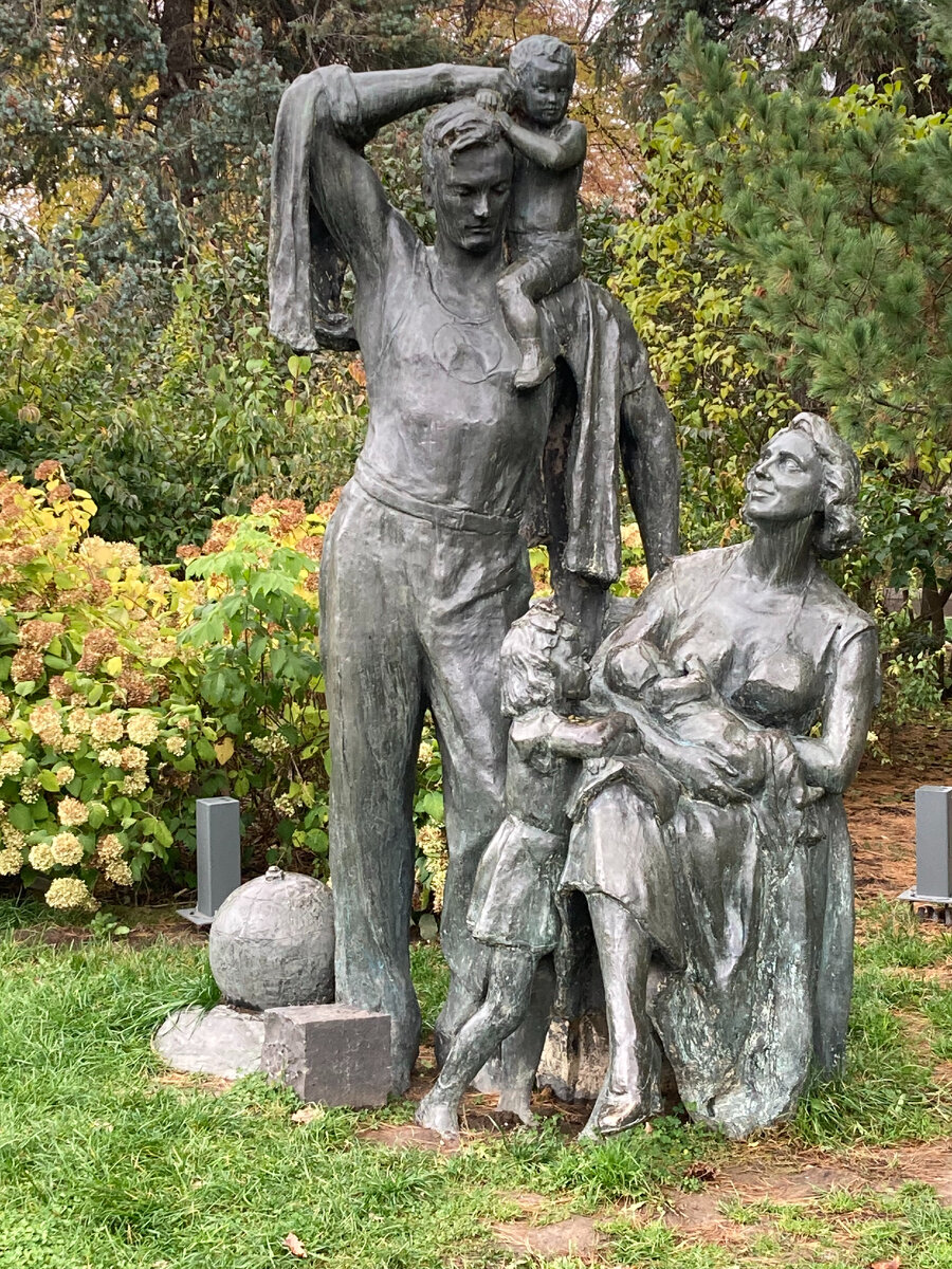 В Москве на территории ВДНХ в сквере Юных натуралистов установлена скульптурная композиция "Семья" - олицетворяющая идеальную картину отца, матери и их детей