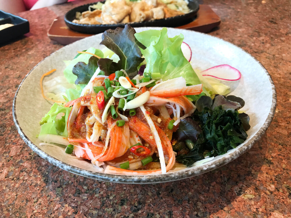 Салат из кукурузы, яблока, крабовых палочек, помидора🍅, пекинск