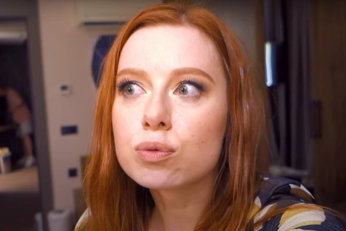     «У Саши потекла кровь»: Юлия Савичева случайно разбила туфлей голову своему музыканту