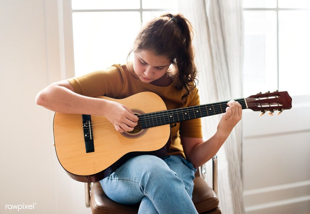Девушка играющий на гитаре