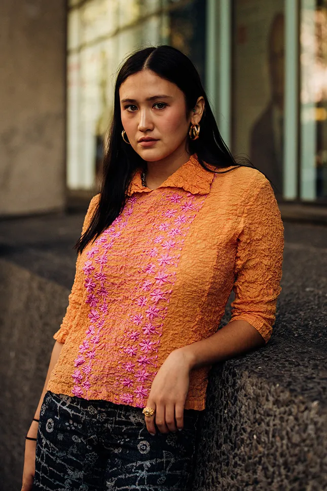 Раньше немыслимое сочетание оранжевого с розовым в 2019 году было признано самым модным. А ведь учительница предупреждала! На фото Неделя моды в Лондоне, 2019. Источник: https://www.vogue.ru.