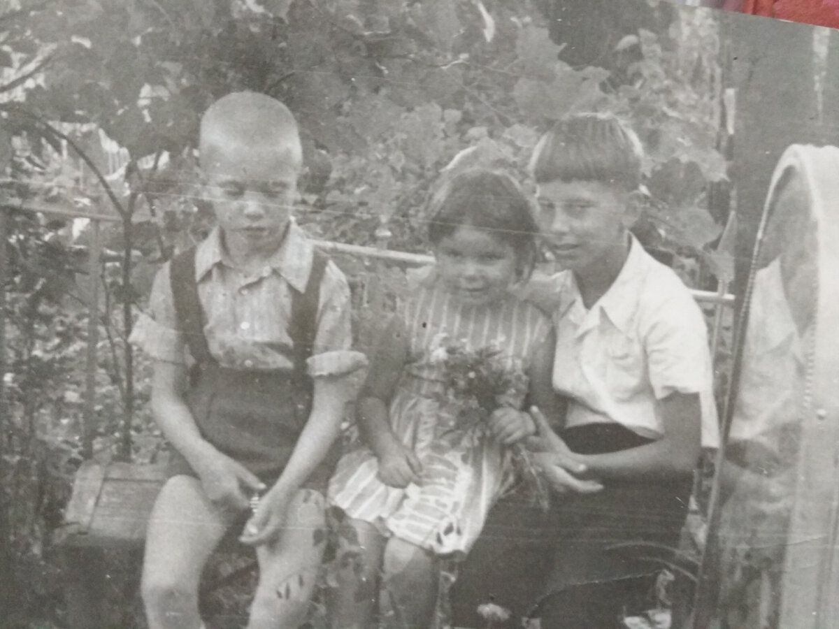 "Третий лишний" - Слава с двоюродными братом Сережей и сестрой Мариной. Сережа родной по отцовсской линии, Марина по материнской. 