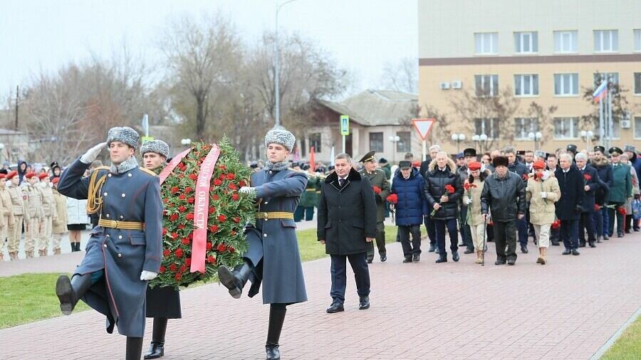     Сегодня, 19 ноября, в Волгограде отмечают 80-ю годовщину начала разгрома фашистских войск под Сталинградом. Памятные мероприятия начались с возложения цветов и венков к монументу «Соединение фронтов» в Пятиморске.