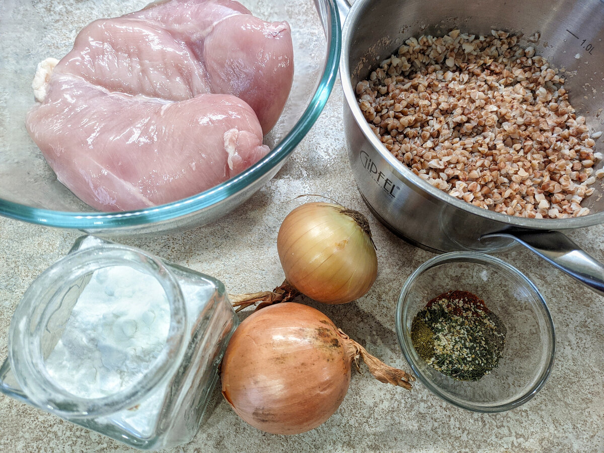 500 г куриного филе, отварная гречка (варила 100 г), 2 луковицы, 1 ст.л. крахмала, специи