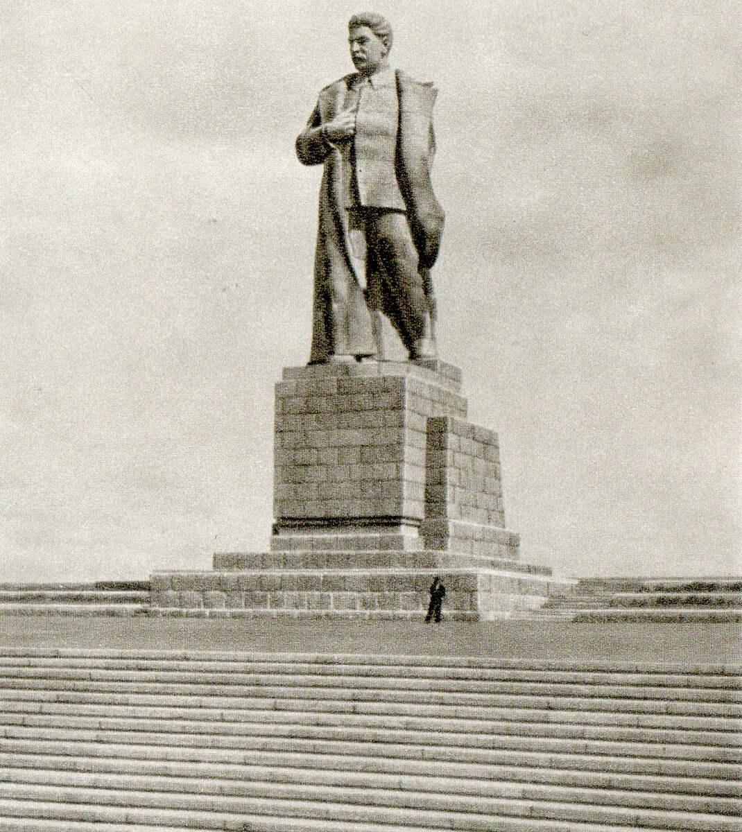 Памятник Сталину на входе в канал (уничтожен Хрущёвым)