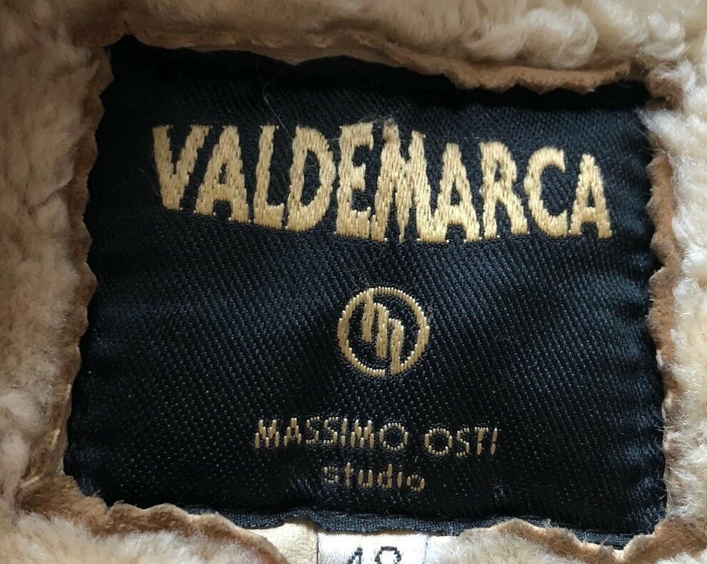 Бирка Valdemarca на куртке из коллекции, созданной Массимо Ости