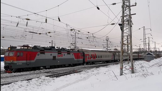 Прибытие пассажирского поезда Ижевск - Санкт-Петербург под электровозом ЭП1-051