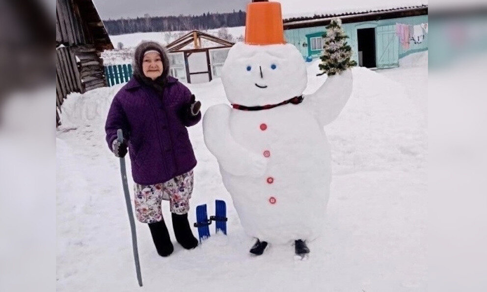 Бабушка лепит снеговика