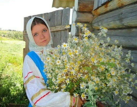 Снял в деревне девушку. Деревенские девушки. Красивые девушки из деревни. Красивые девушки в деревне.