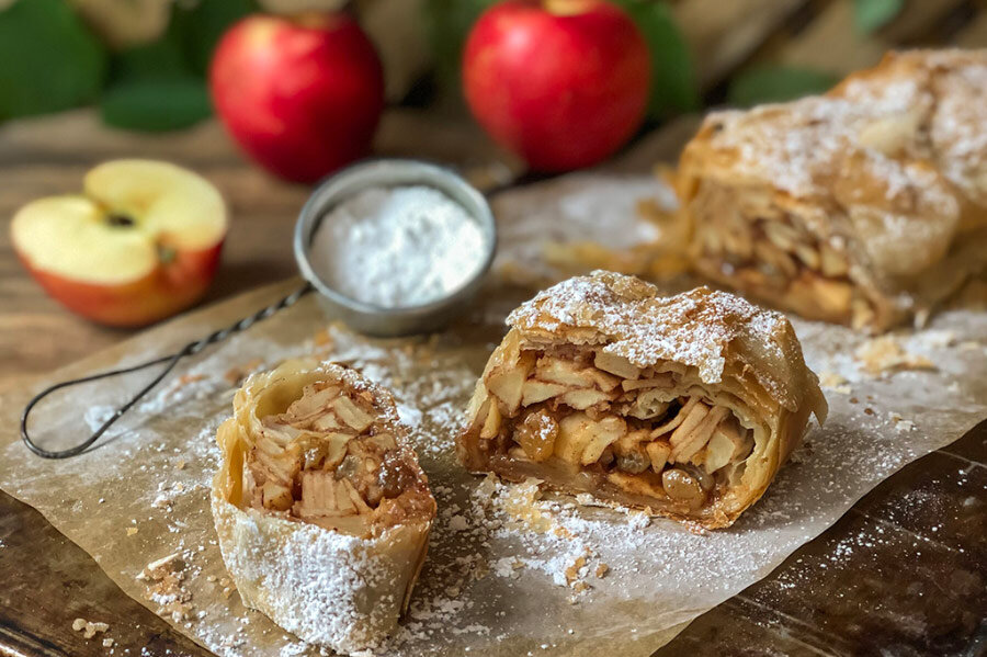 Штрудель с яблоками и изюмом.