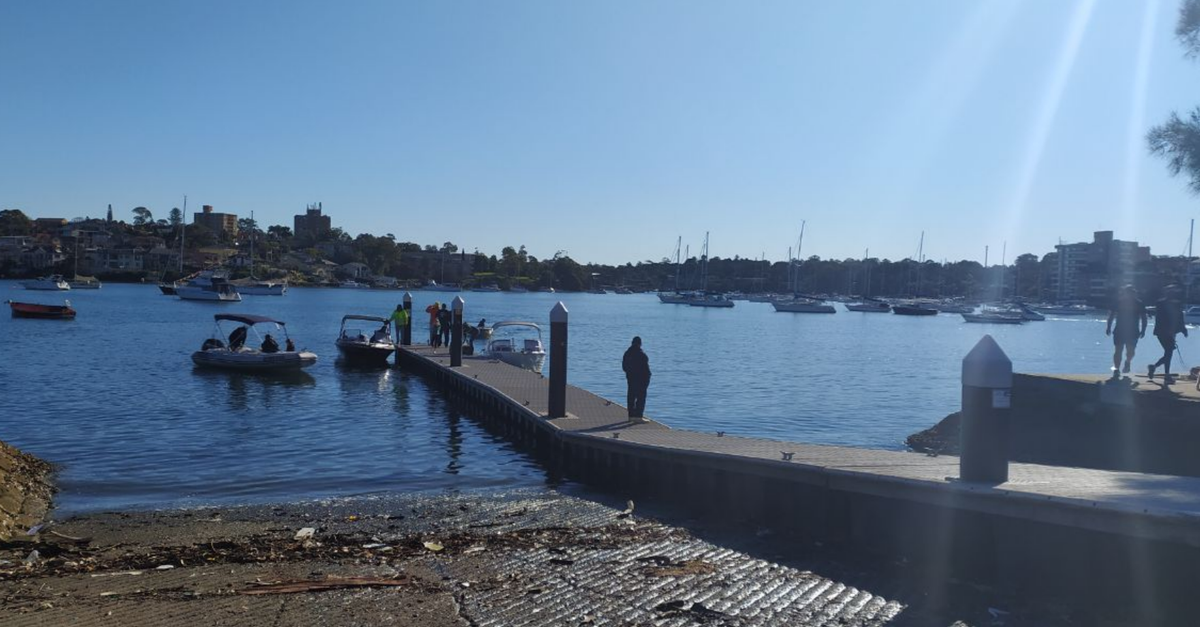 В парках и на открытых детских площадках много людей. Это маленькая пристань для частных лодок, там тоже движуха.