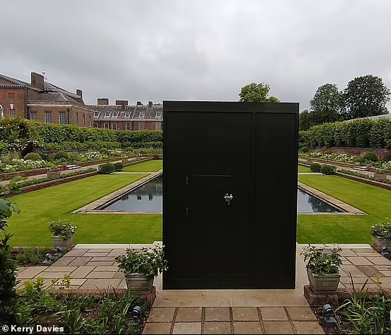 Ух, как таинственно! Скриншот из Дейли Мейл.