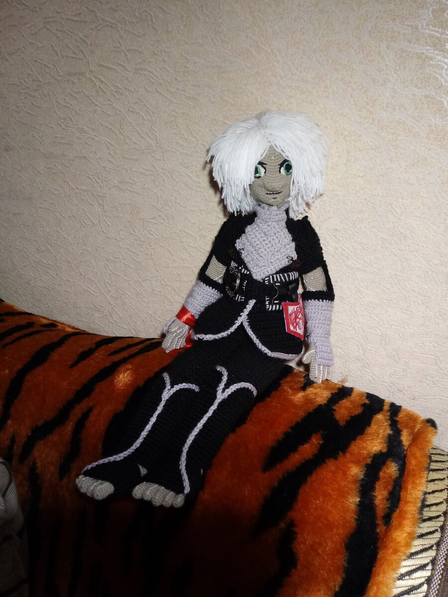 Проект №1 - Фенрис. Год работы, вытянуто чисто на любви к персонажу и истории. Эта кукла была экспериментом, каждая деталь которого переделывалась и подгонялась от двух до десяти раз. Особенно горжусь татуировкой, которая покрывает все тело куклы.