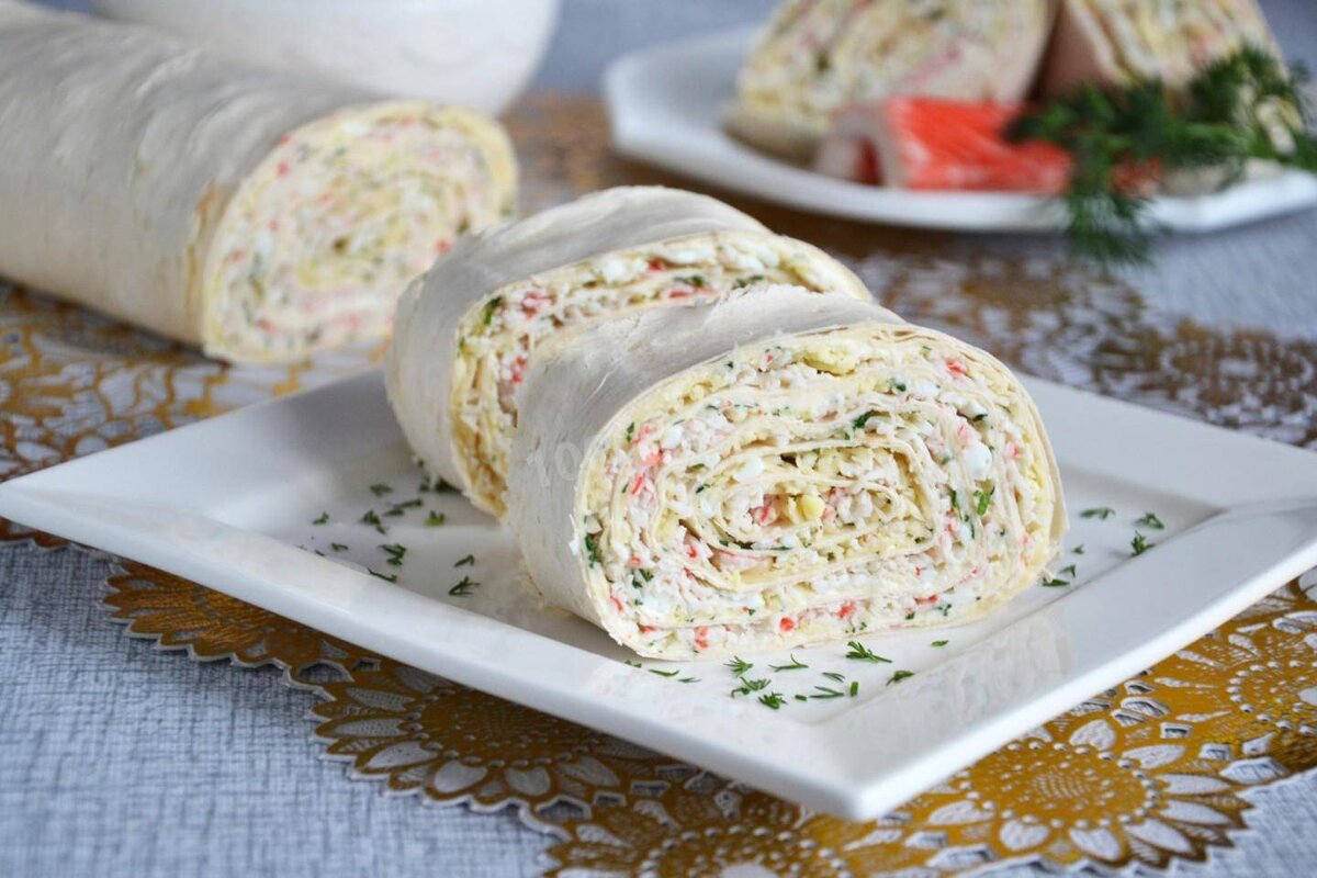 Пример подачи рулета из лаваша с начинкой фото из открытых источников