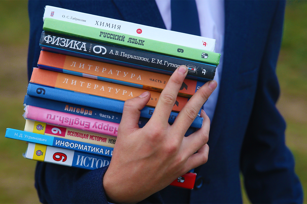 Стандартный набор учебников ученика 9-го класса. Источник фото — сайт https://clck.ru/Vx5Jj