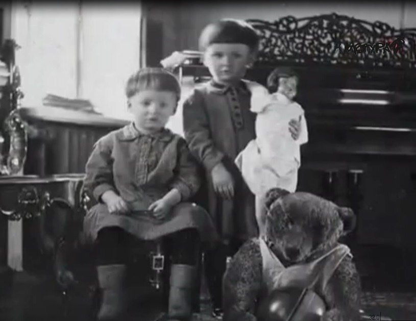 Наталья Бехтерева с братом в детстве. Фото из открытых источников