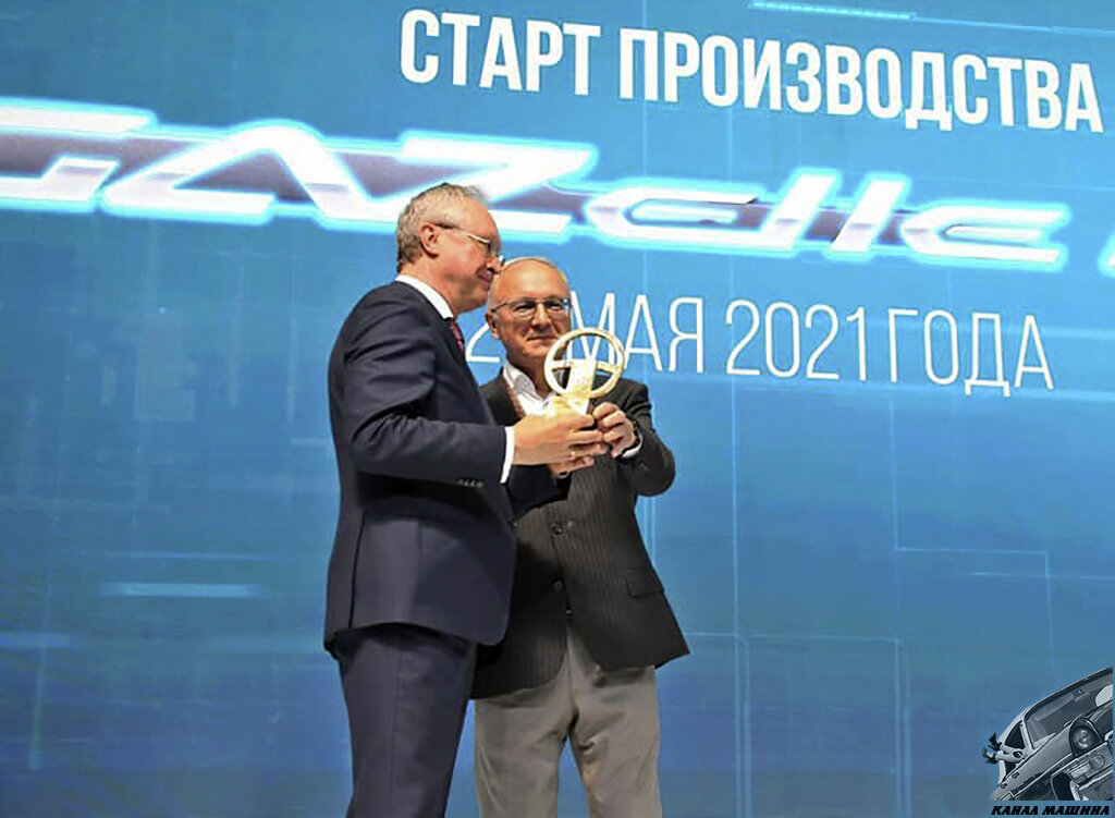 Вадим Сорокин, президент Группы ГАЗ, получает статуэтку из рук председателя жюри конкурса Александра Солнцева 