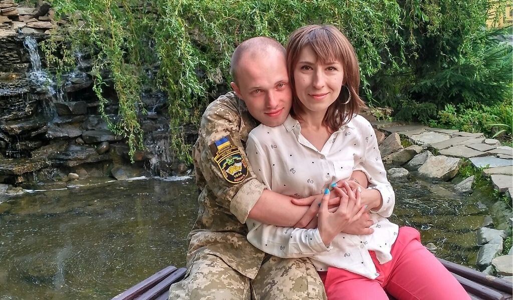 Он был курсантом военного училища, я тогда организовывала Шоу программу на разные празднования. Он всегда приезжал ко мне в рестораны.